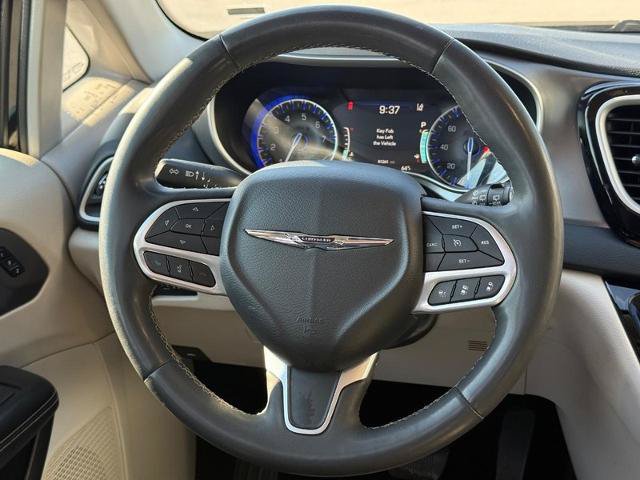 Used 2023 Chrysler Pacifica Touring-L FWD image 13