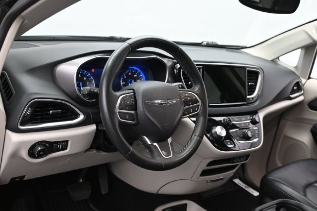 Used 2023 Chrysler Pacifica Touring-L FWD image 16