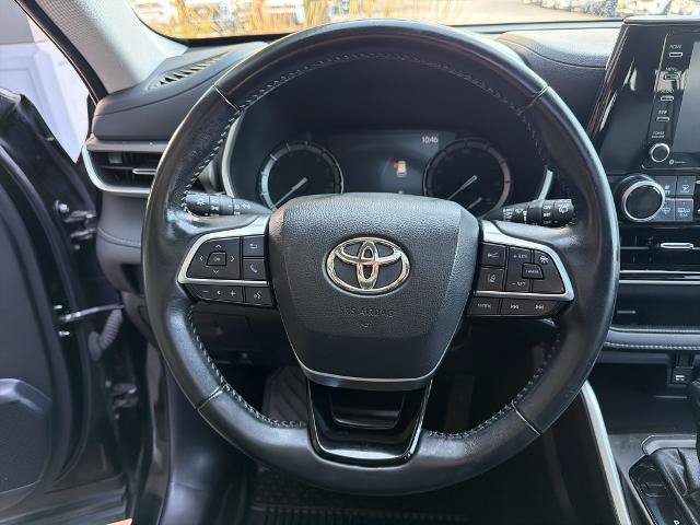 Used 2021 Toyota Highlander XLE AWD/4WD image 23