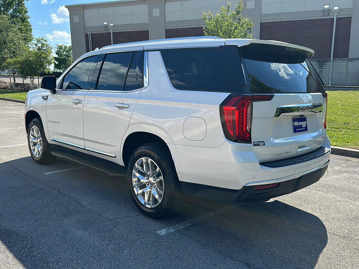 Used 2022 GMC Yukon SLT w/ SLT Premium Package AWD/4WD image 3