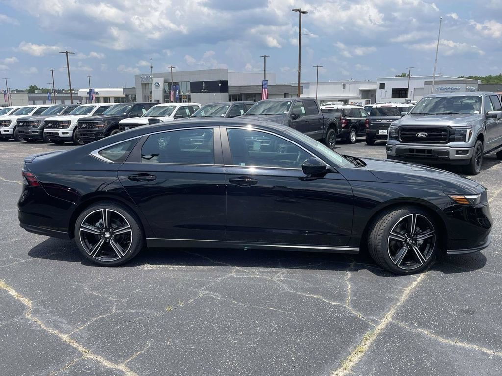 Used 2025 Honda Accord Sport image 2