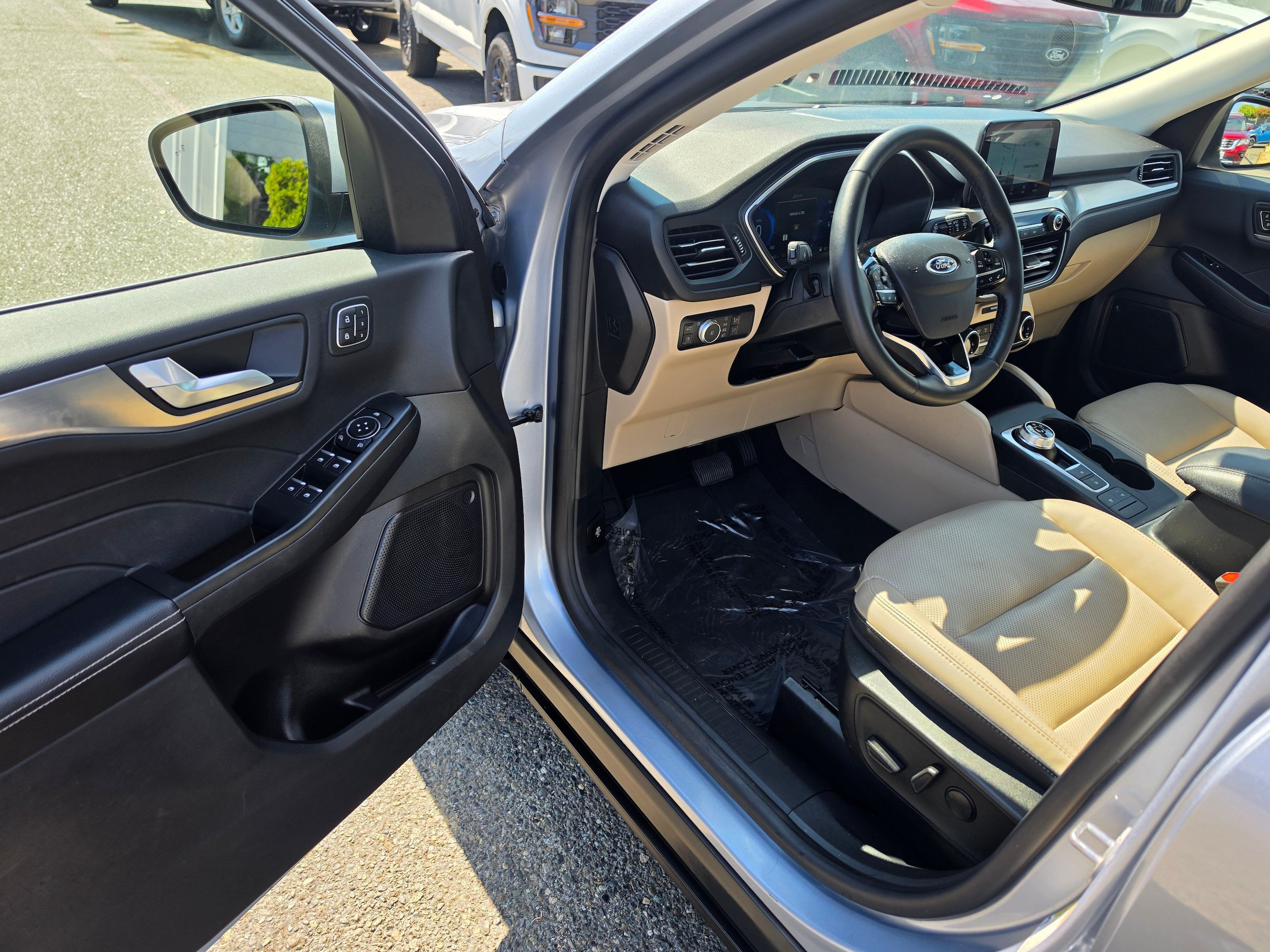 Certified 2022 Ford Escape Titanium AWD/4WD image 18
