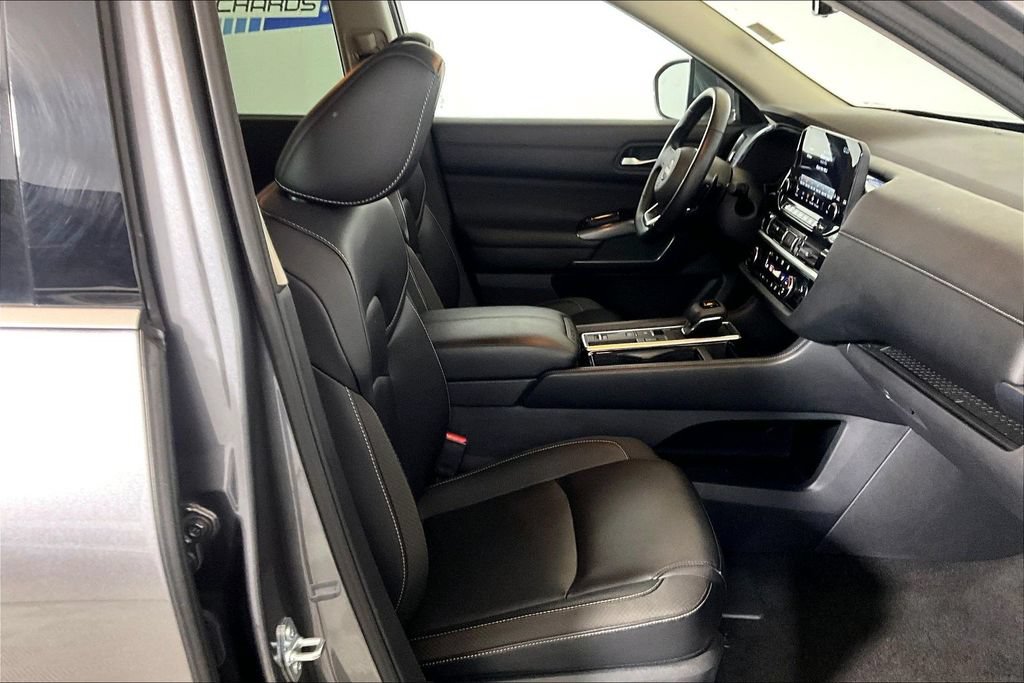 Used 2025 Nissan Pathfinder SL FWD image 6