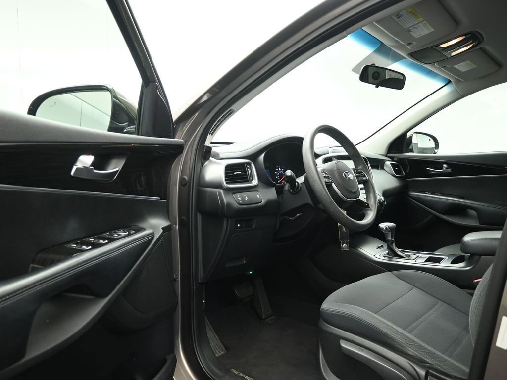 Used 2019 Kia Sorento LX image 36