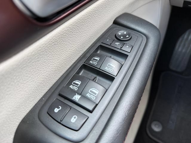 Used 2017 Chrysler Pacifica Limited w/ Advanced Safetytec Group FWD image 27