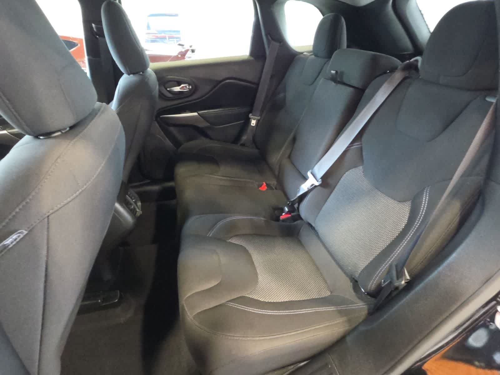 Used 2021 Jeep Cherokee Latitude FWD image 27