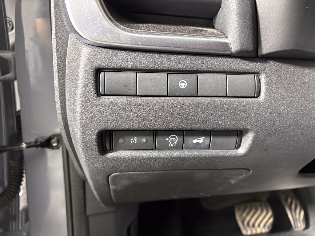 Used 2023 Nissan Rogue SV w/ SV Premium B Package FWD image 13