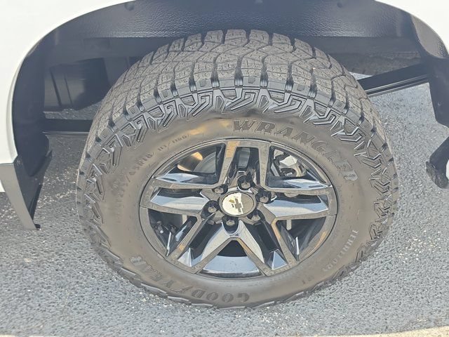 Used 2024 Chevrolet Silverado 1500 LT RWD image 8