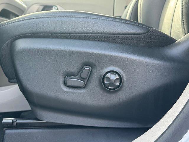 Used 2024 Chrysler Pacifica Touring-L FWD image 19