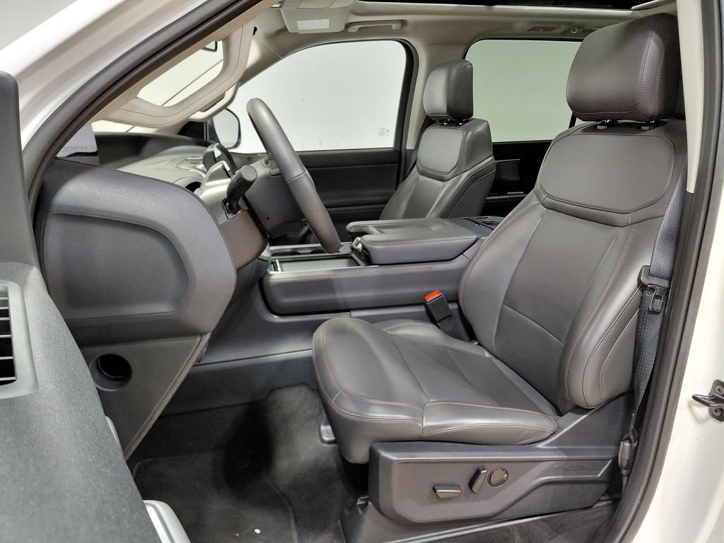 Certified 2025 Ford Expedition Active AWD/4WD image 5