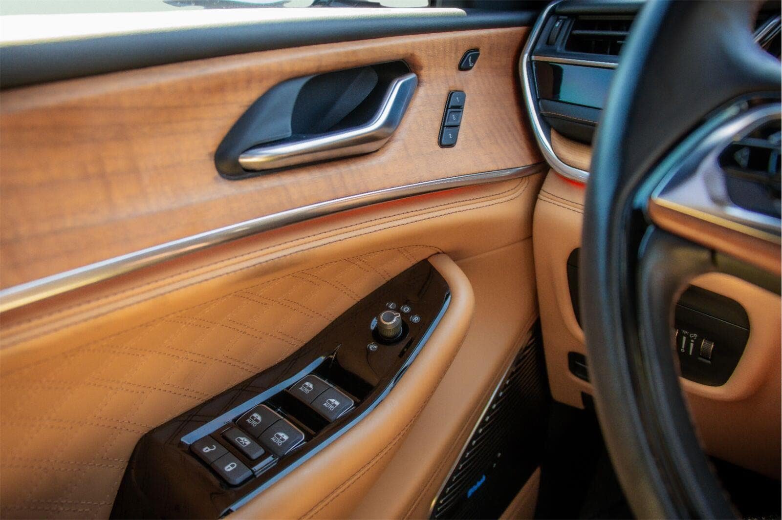 Used 2023 Jeep Grand Cherokee L Summit AWD/4WD image 20
