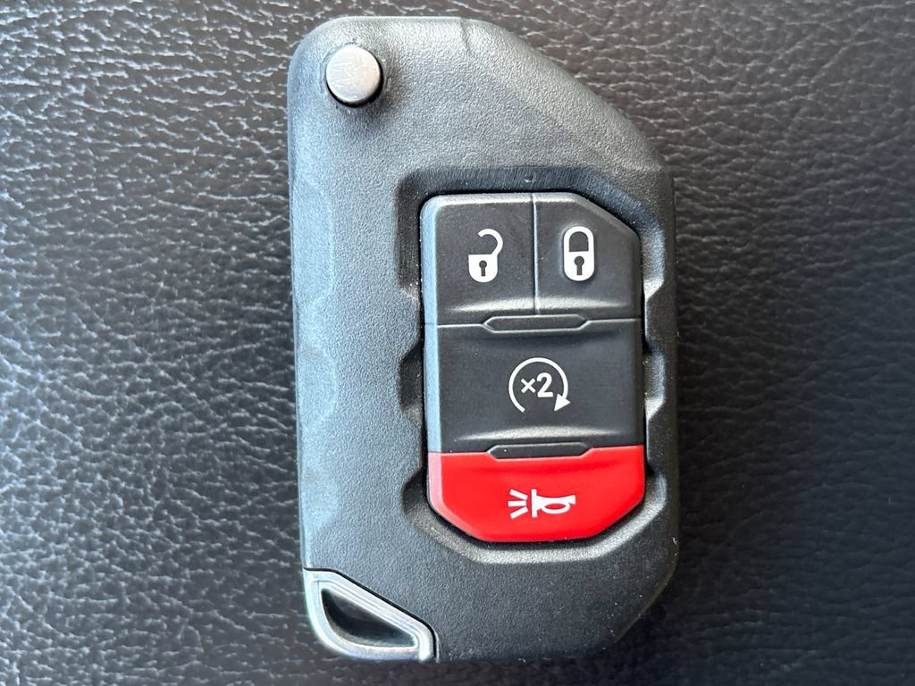 Used 2018 Jeep Wrangler Unlimited Sahara w/ Dual Top Group AWD/4WD image 20