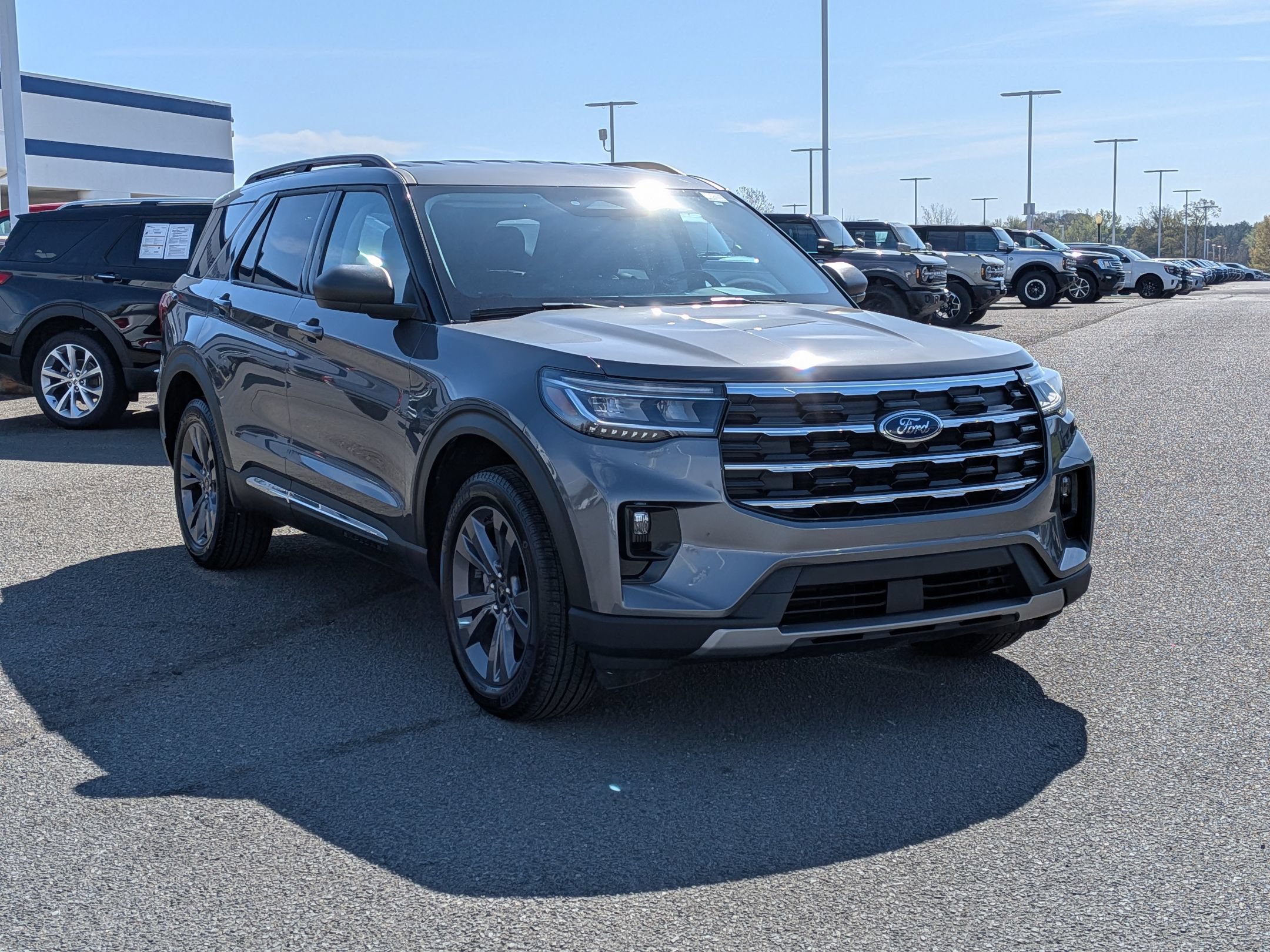 Certified 2025 Ford Explorer Active w/ Active Comfort Package AWD/4WD image 2