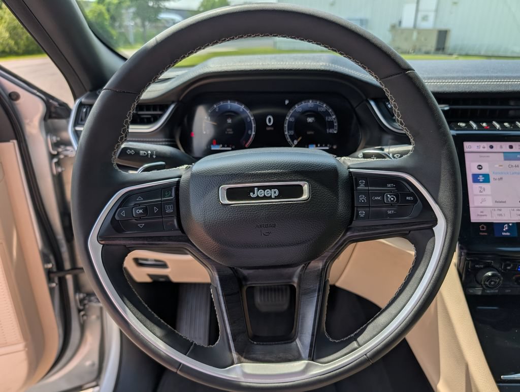 Used 2023 Jeep Grand Cherokee L Limited w/ Luxury Tech Group II AWD/4WD image 6