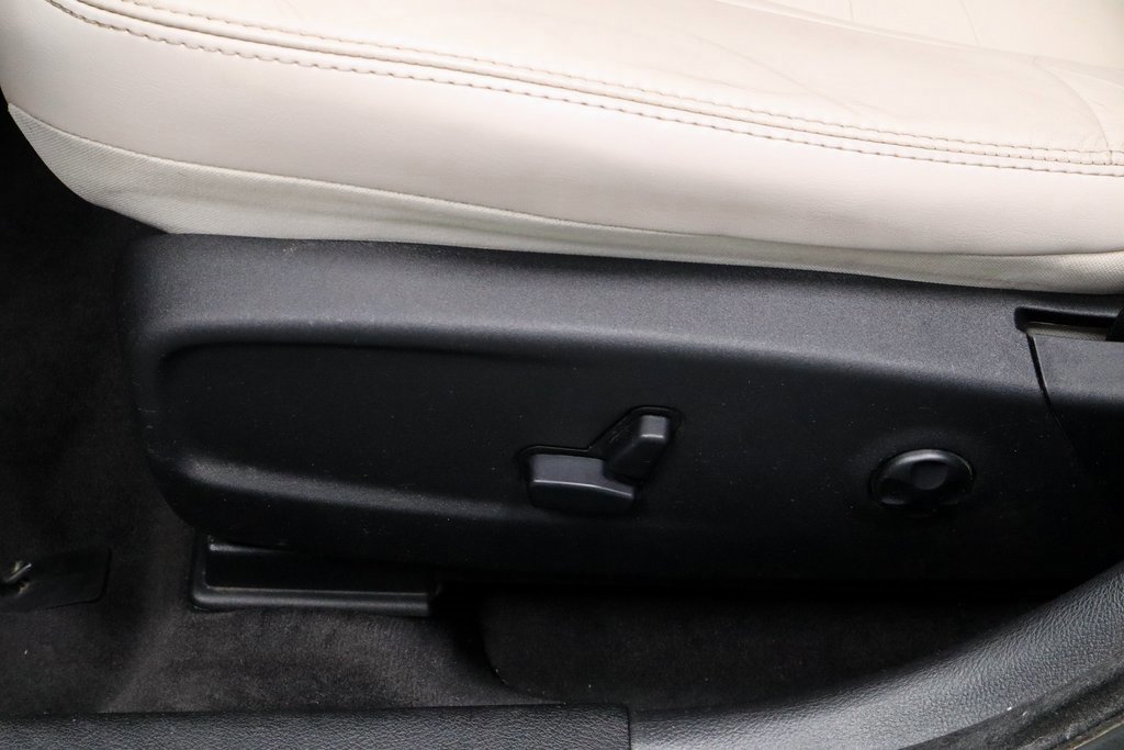 Used 2018 Chrysler 300 Touring L image 24