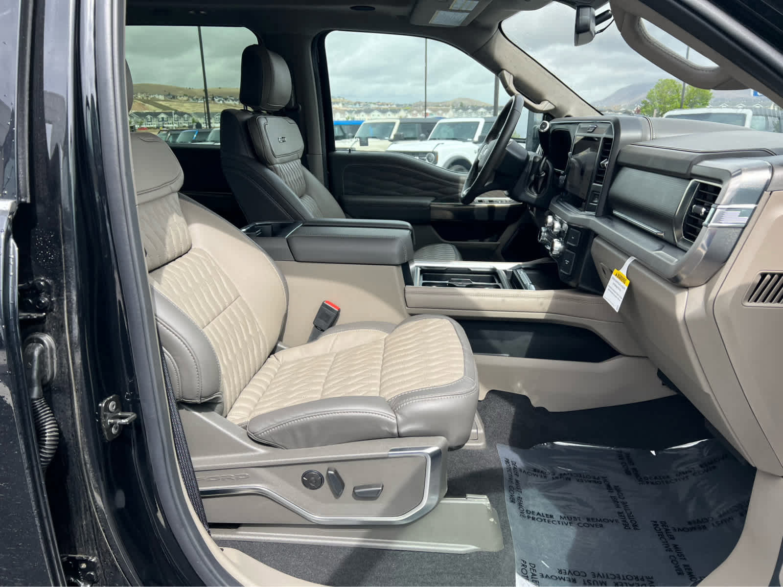 Certified 2025 Ford F450 Platinum w/ Platinum Plus Package AWD/4WD image 17