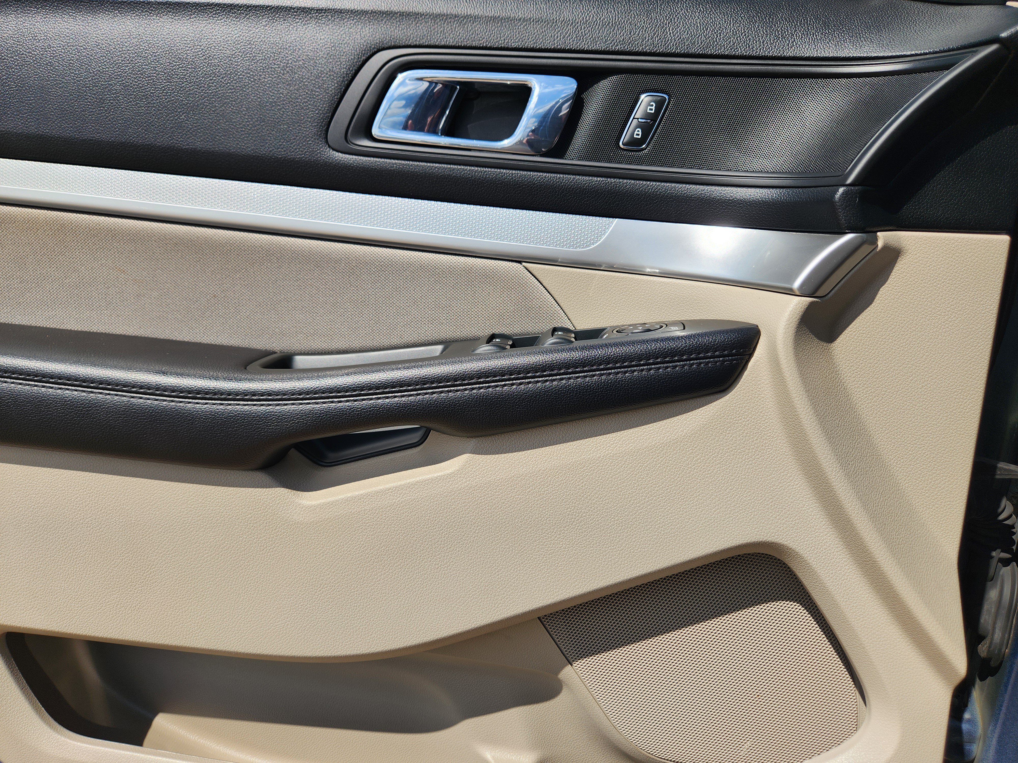 Certified 2018 Ford Explorer FWD image 17