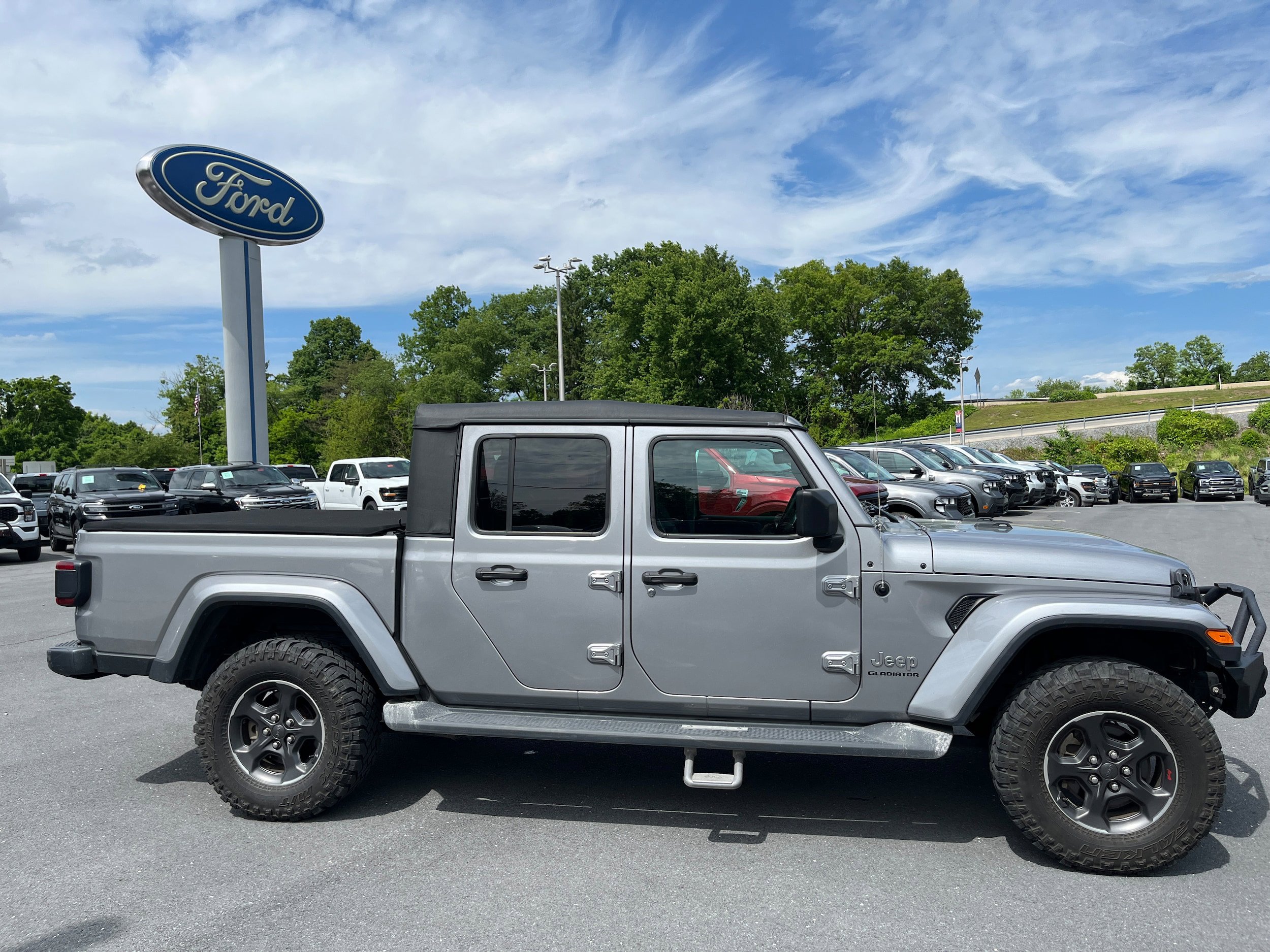 Used 2020 Jeep Gladiator Overland AWD/4WD image 4