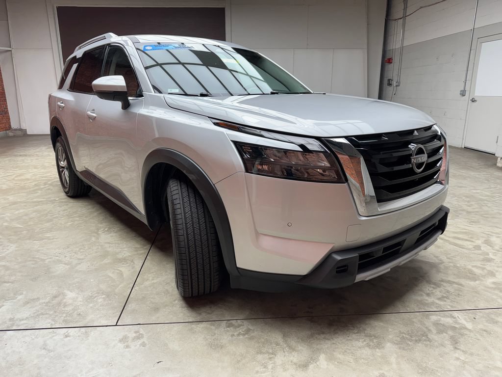 Used 2025 Nissan Pathfinder SL AWD/4WD image 7