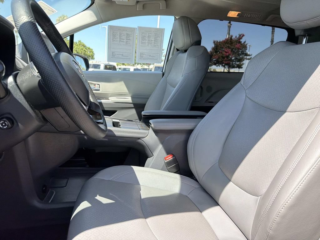 Used 2022 Toyota Sienna Limited AWD/4WD image 22