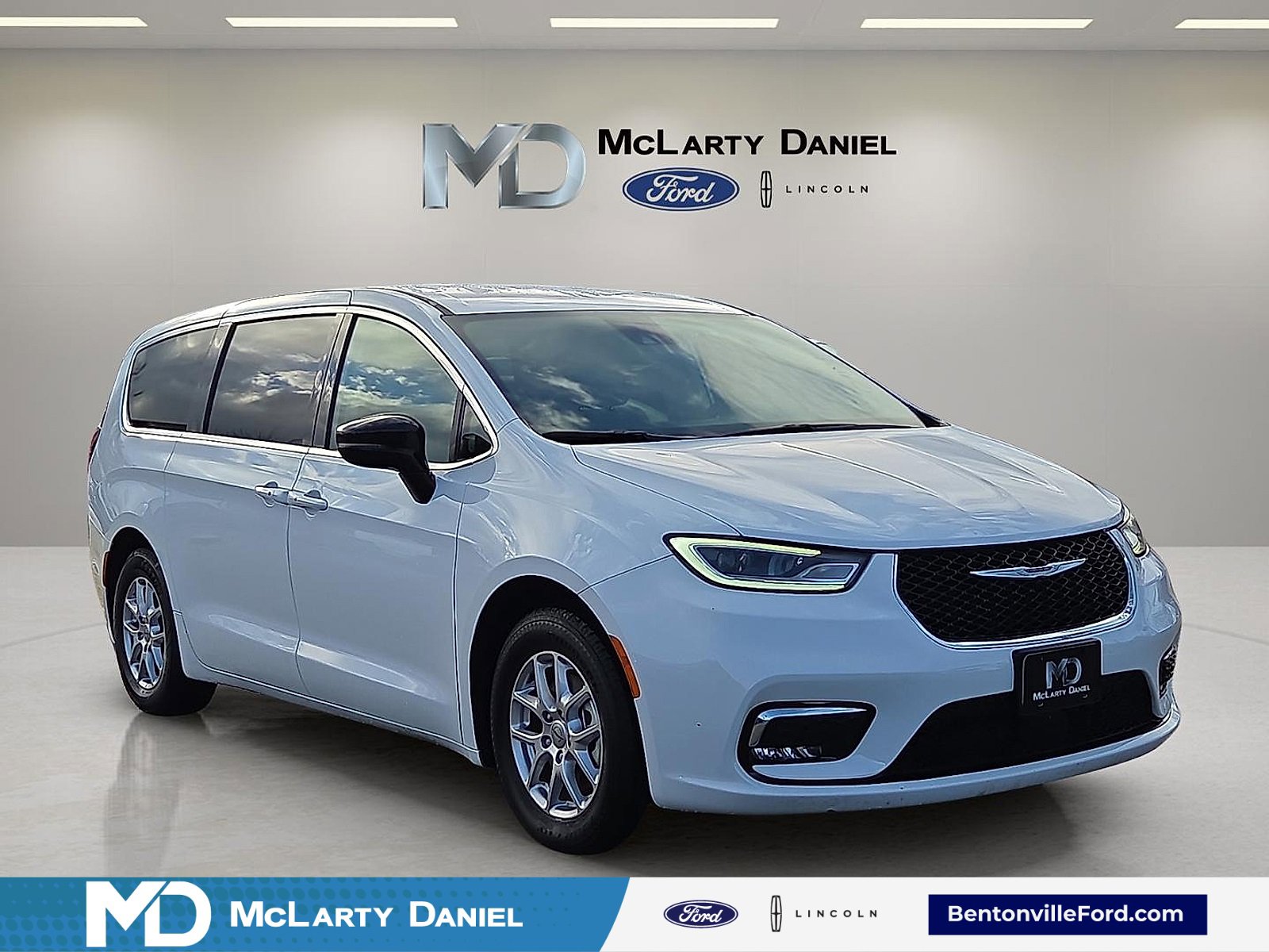 Used 2024 Chrysler Pacifica Touring-L image 1