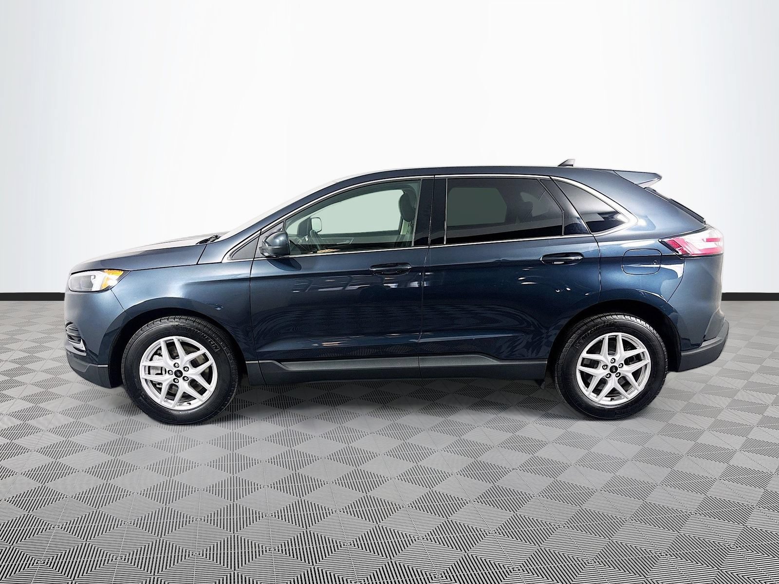 Certified 2024 Ford Edge SEL w/ Convenience Package AWD/4WD image 4
