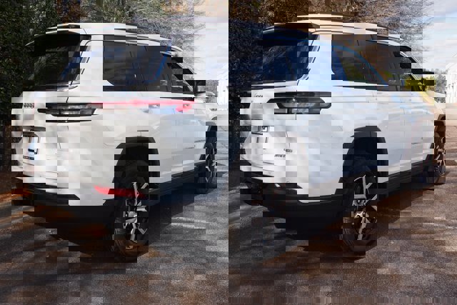 Used 2025 Jeep Grand Cherokee L Limited w/ Luxury Tech Group II image 5