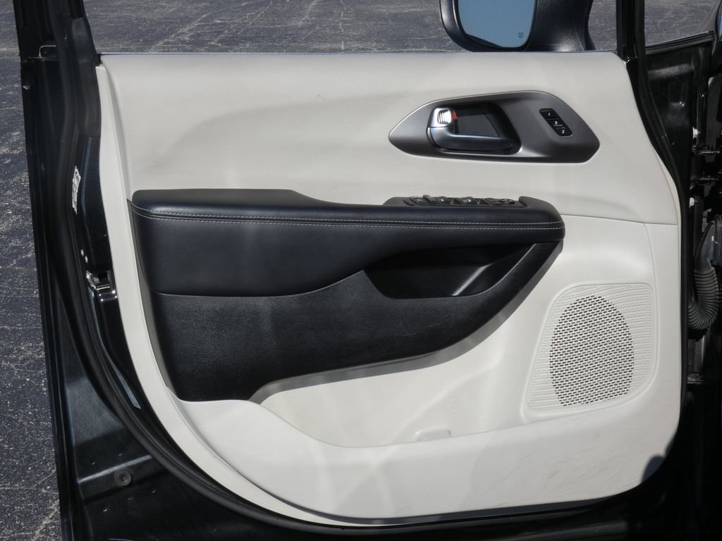 Used 2023 Chrysler Pacifica Touring-L FWD image 12