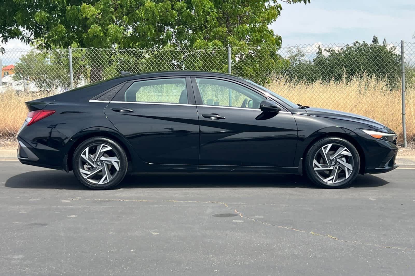 Used 2024 Hyundai Elantra Limited image 6