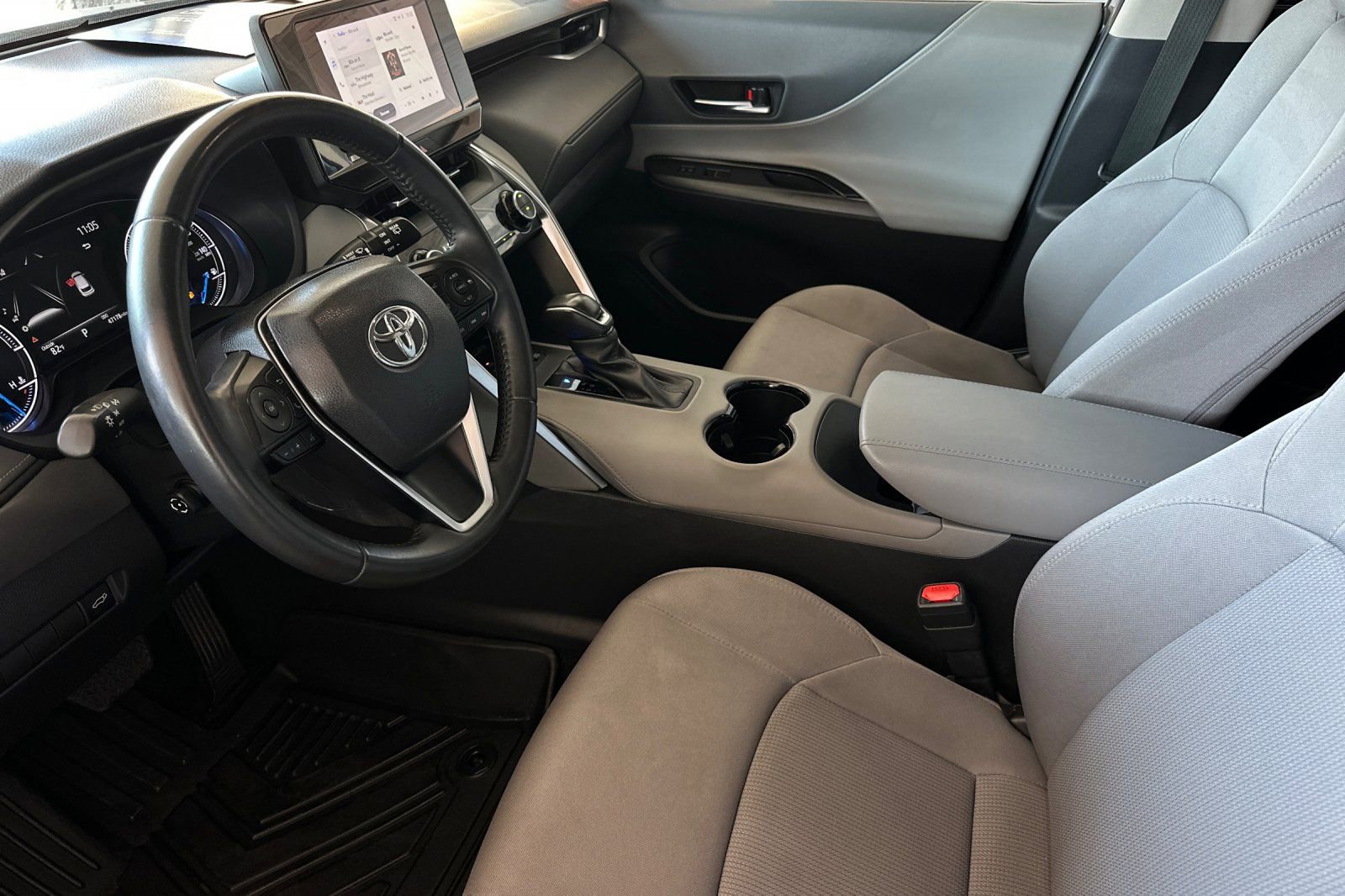 Used 2023 Toyota Venza LE AWD/4WD image 9