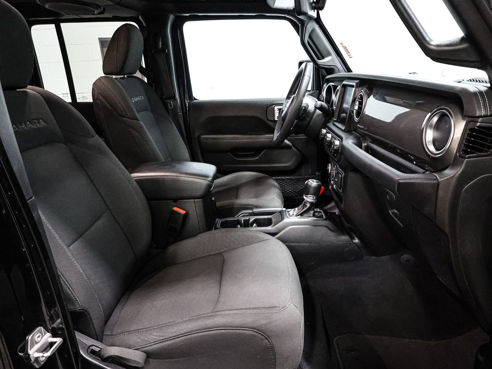 Used 2023 Jeep Wrangler Sahara image 22