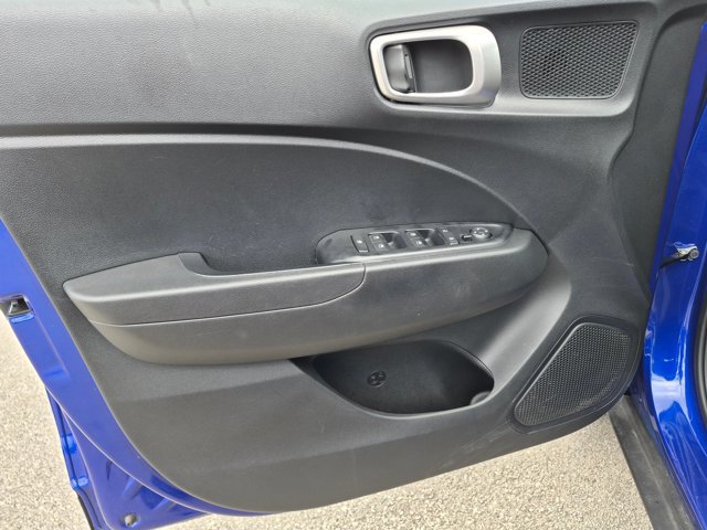 Used 2025 Hyundai Venue SEL FWD image 12