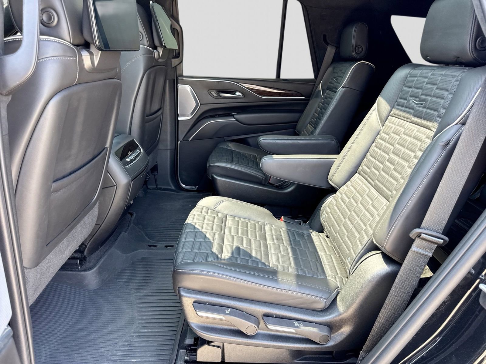 Used 2023 Cadillac Escalade Sport Platinum w/ LPO, ONYX Package AWD/4WD image 24