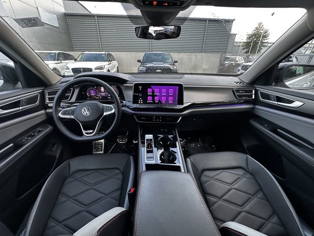 Used 2024 Volkswagen Atlas Peak Edition SE AWD/4WD image 3