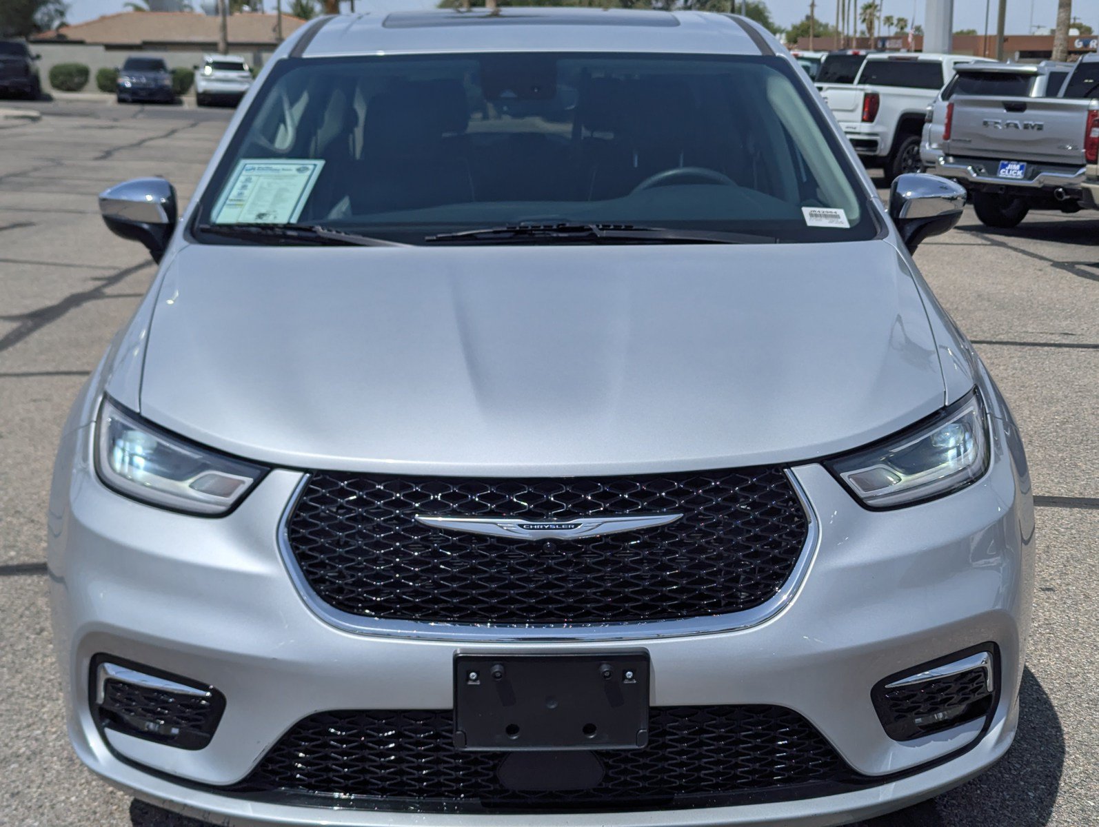 Used 2023 Chrysler Pacifica Limited FWD image 6