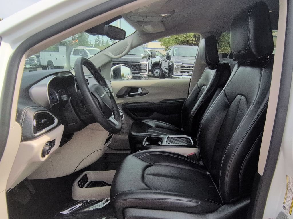 Used 2023 Chrysler Pacifica Touring-L FWD image 12