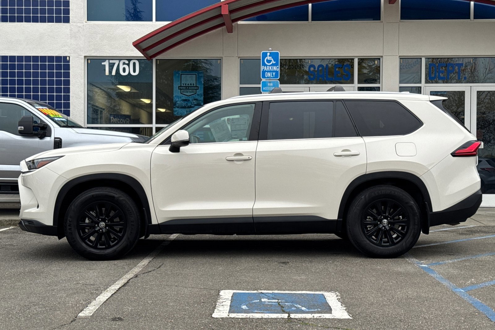 Used 2024 Toyota Grand Highlander AWD image 2