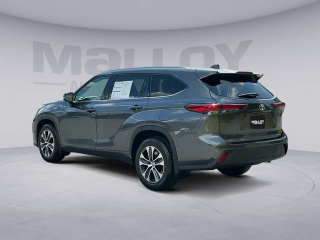 Used 2021 Toyota Highlander XLE AWD/4WD image 3