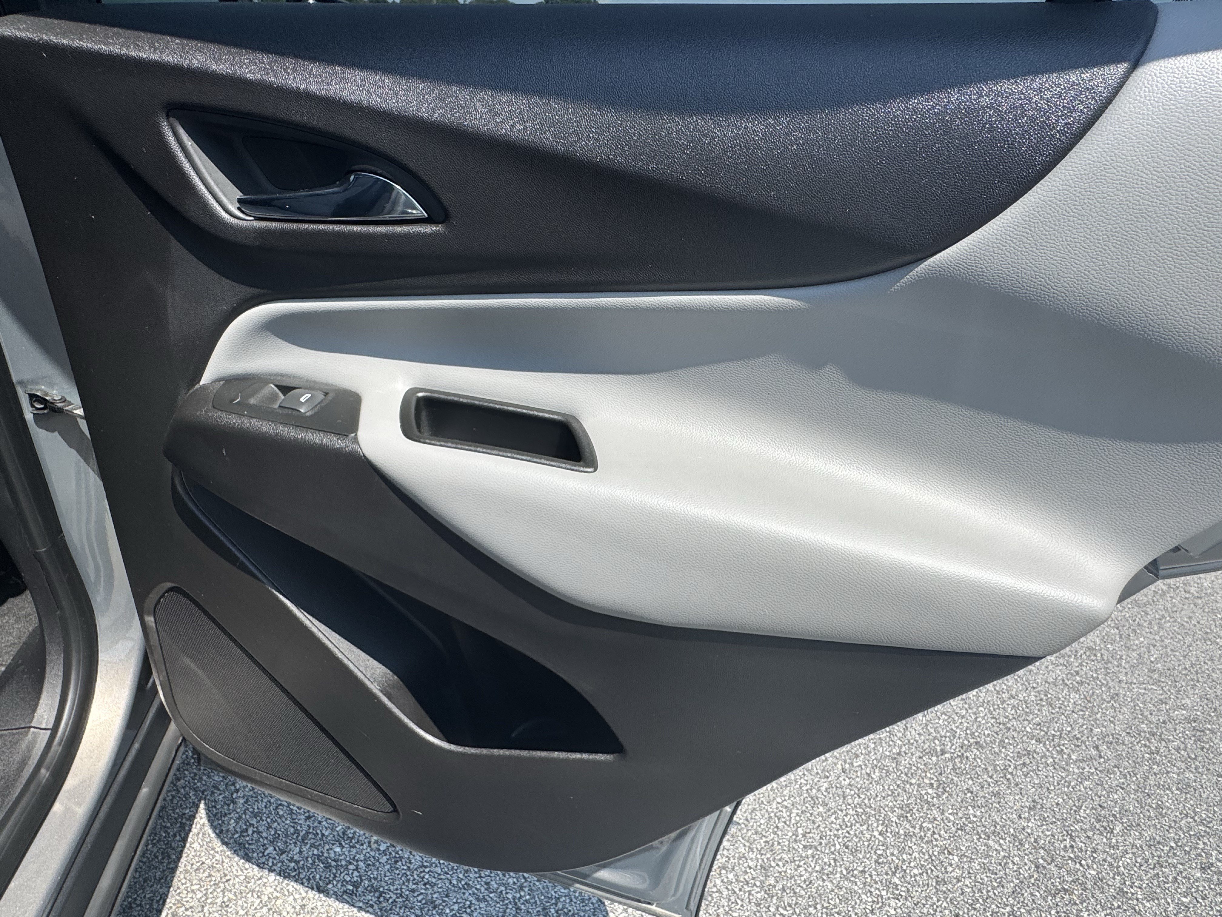 Used 2018 Chevrolet Equinox LT w/ Sun & Infotainment Package FWD image 18