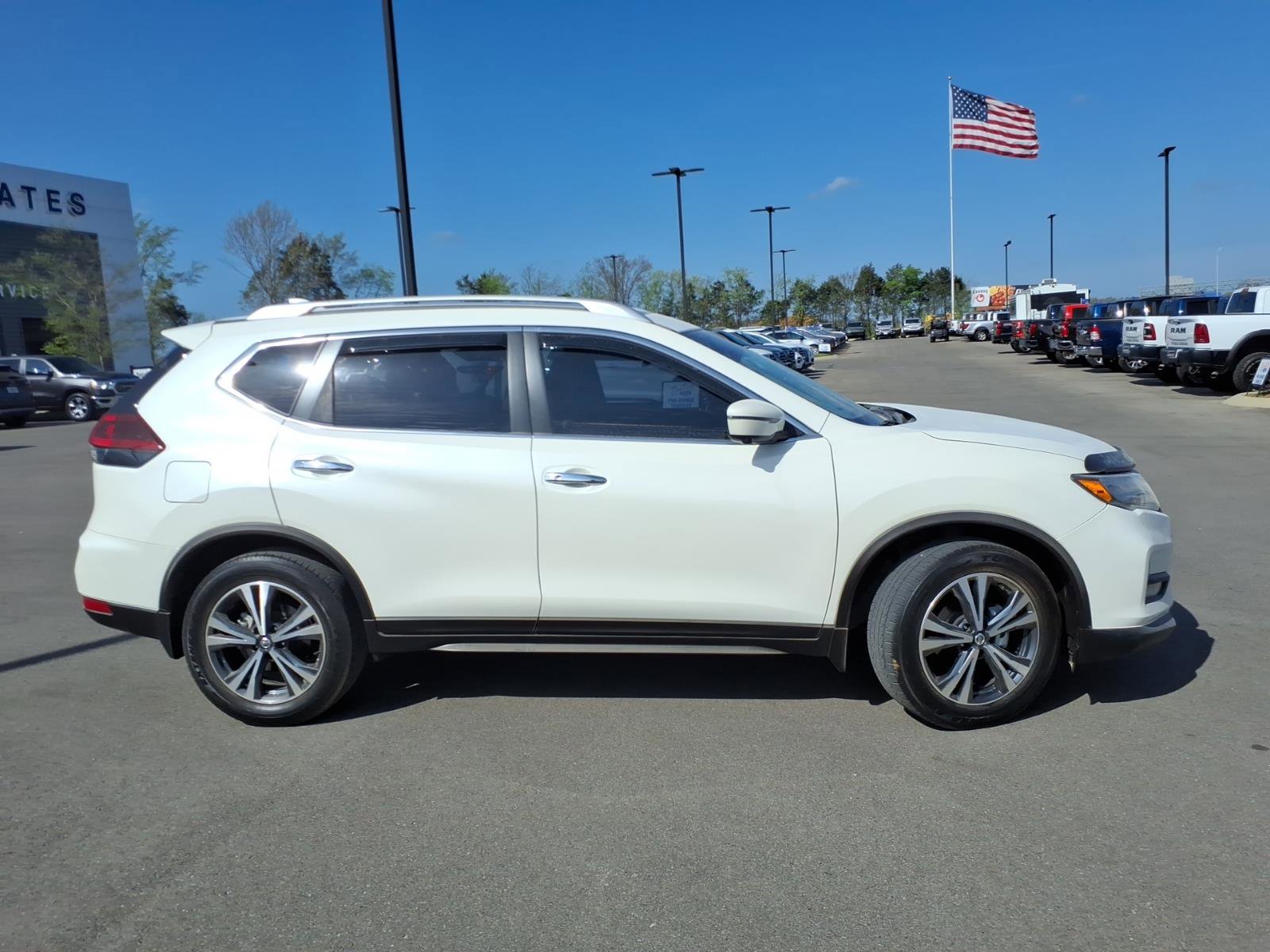 Used 2020 Nissan Rogue SV w/ Sun & Sound Touring Package FWD image 2