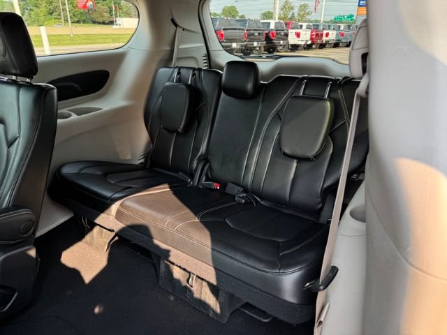 Used 2023 Chrysler Pacifica Touring-L FWD image 11