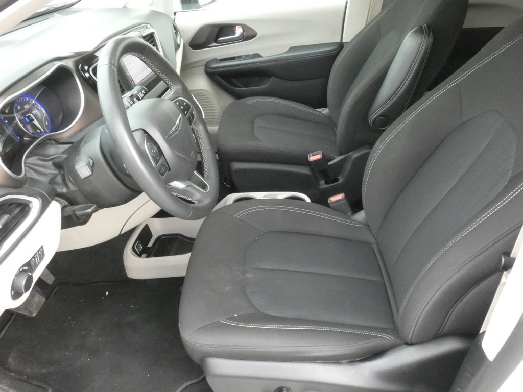 Used 2023 Chrysler Voyager LX FWD image 6