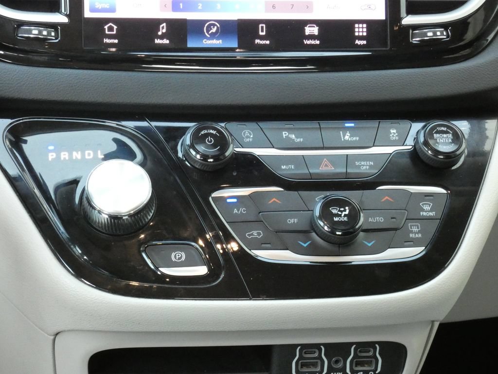 Used 2023 Chrysler Pacifica Touring-L FWD image 27