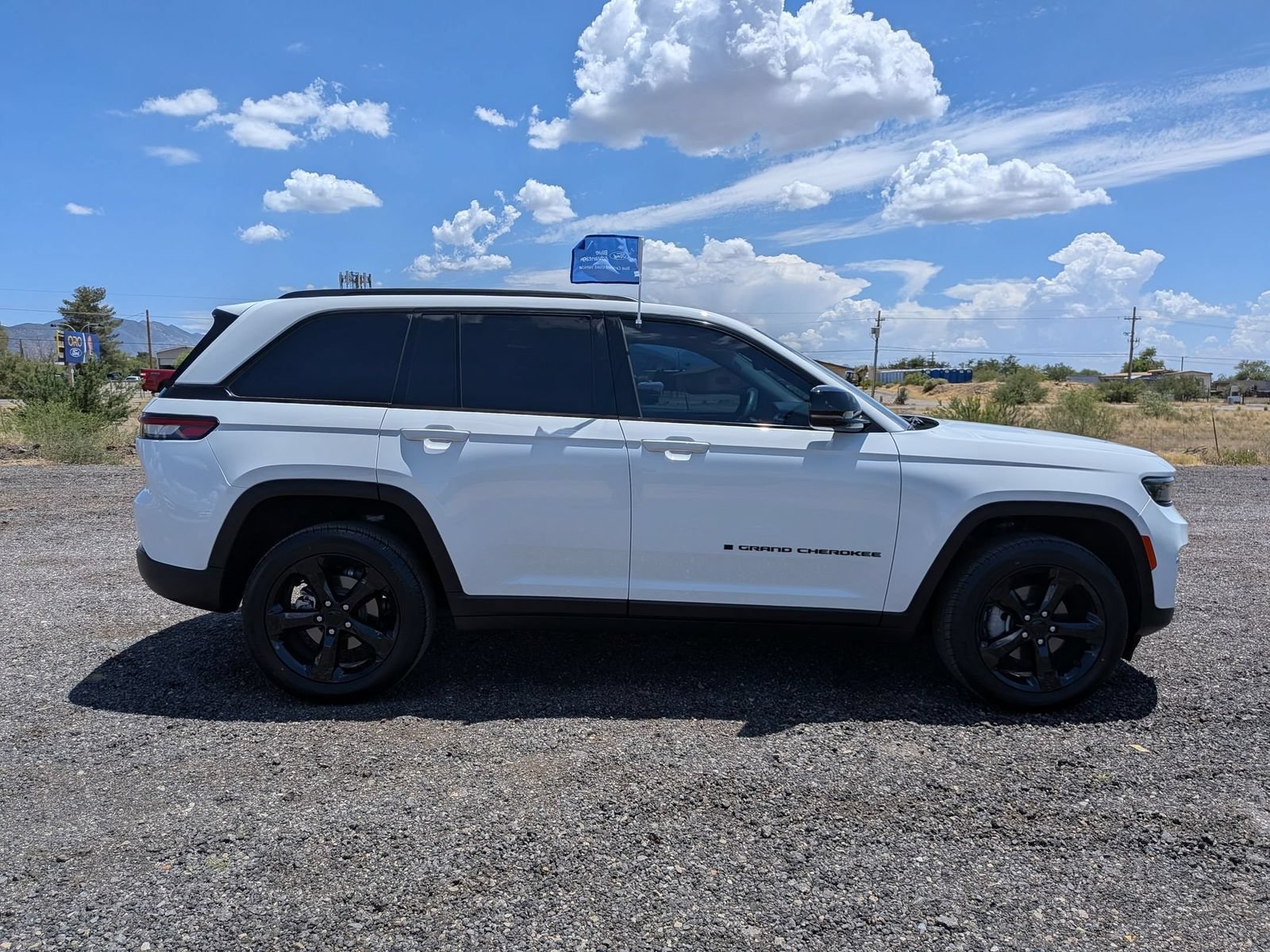 Used 2023 Jeep Grand Cherokee Limited w/ Black Appearance Package AWD/4WD image 4