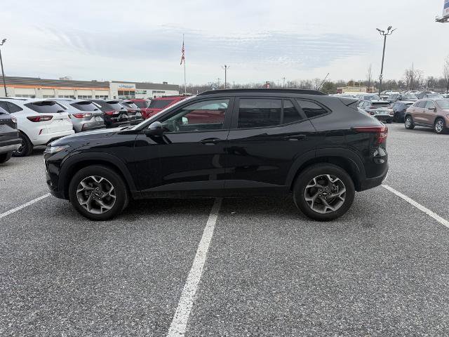 Used 2025 Chevrolet Trax LT w/ LT Convenience Package image 2