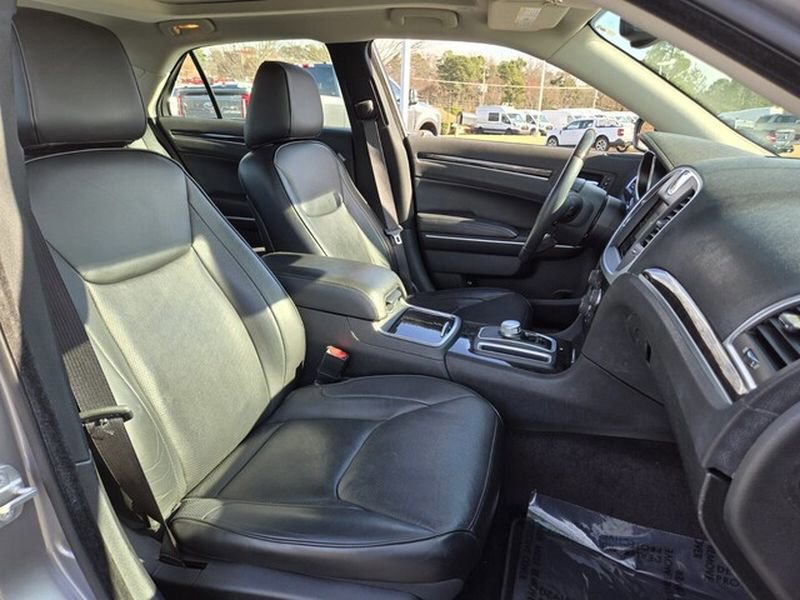 Used 2018 Chrysler 300 Limited w/ Safetytec Plus Group image 19