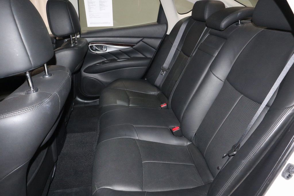 Used 2017 INFINITI Q70 3.7 w/ Technology Package image 22