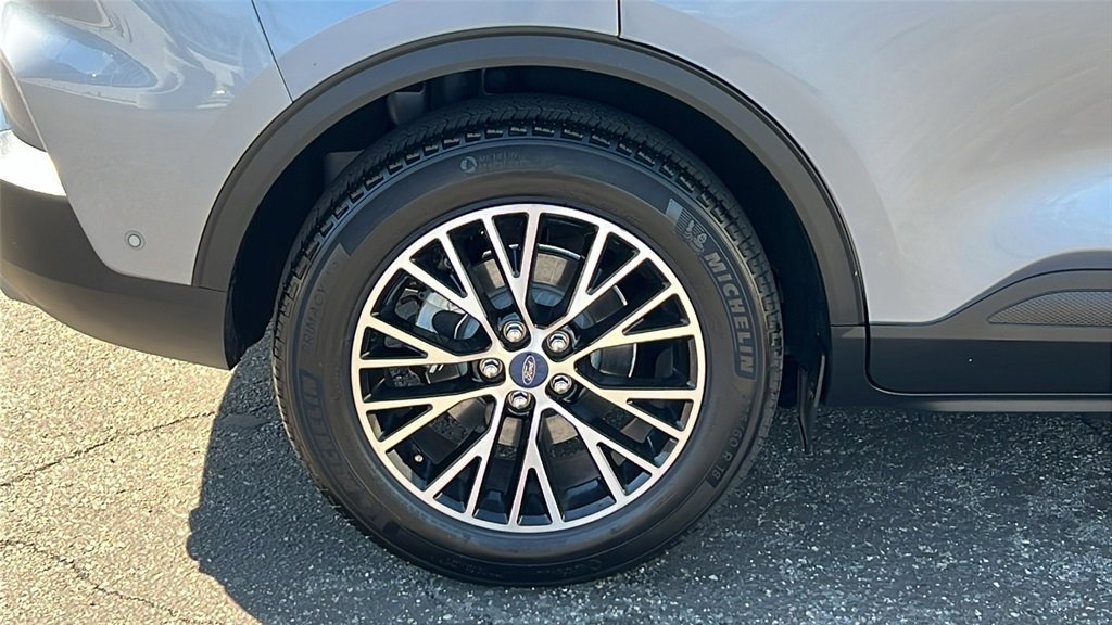 Certified 2022 Ford Escape Titanium w/ Titanium Premium Package image 9