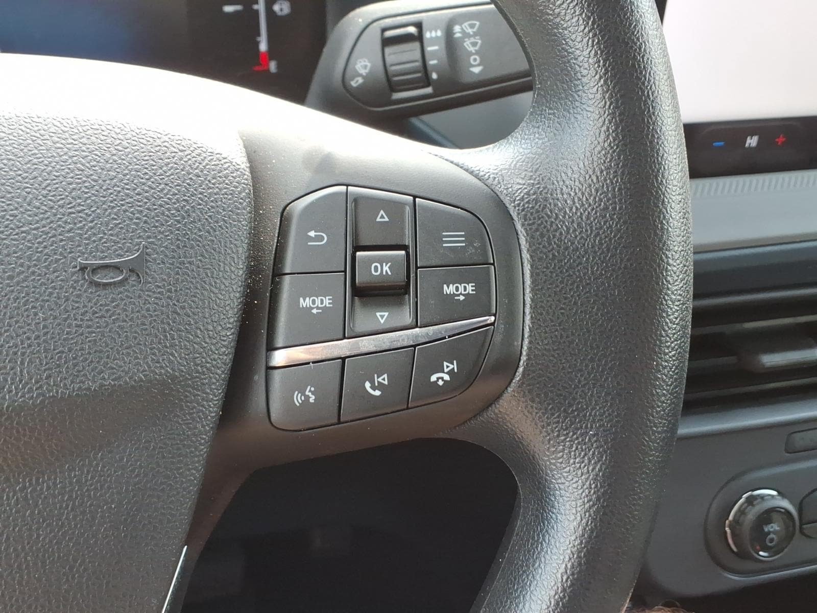 Certified 2025 Ford Maverick XLT w/ Black Appearance Package AWD/4WD image 16