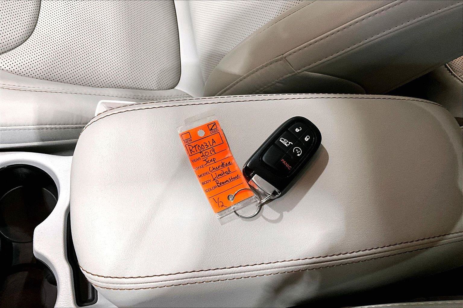 Used 2019 Jeep Cherokee Limited w/ Luxury Group AWD/4WD image 12
